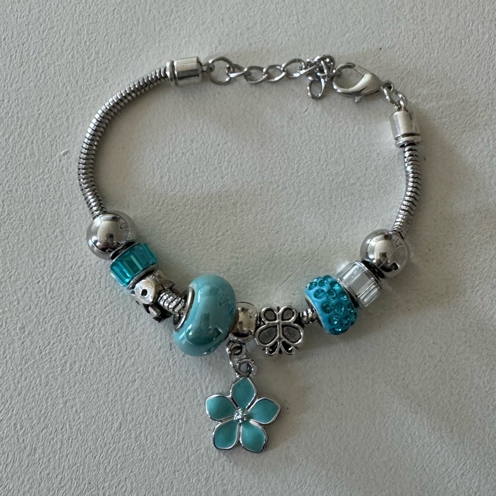 Brand new”Fashion Jewelry”bracelet for women and girls.Size-8,5inc.long.🩶